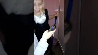 Сексуальная девочка со швабрай и в туалете