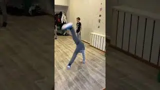Как стоять на одной руке)