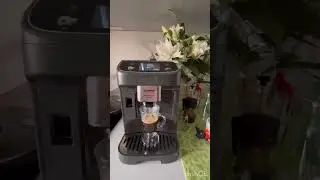 DeLonghi ECAM-320.70.TB. Заваривает 12 видов кофе. Приготовила Americano