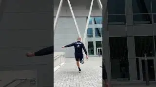 Kann ein Ex Bundesliga Torwart einen Ball von außen ins Stadion schießen? ⚽️👀 