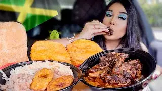 EATING JAMAICAN FOOD!! 🇯🇲 TRYING JUICI PATTIES, OXTAILS, RICE AND PEAS, COCO BREAD MUKBANG