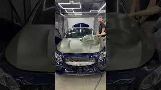 Демонтаж виниловой пленки с капота