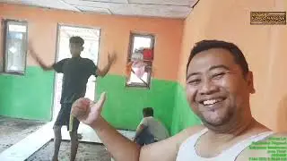 KESERUAN BAPAK BAPAK DALAM PEMASANGAN KERAMIK MUSHOLLAH