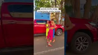 Quando minha amiga cumprimenta minha inimiga 