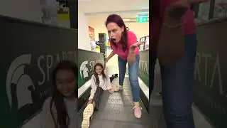 🤣 Splits on the Escalator 🚨 Spagat pe Banda rulantă 😎 Ce zice Mama ? 