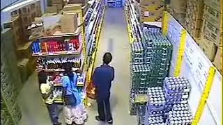 roubando debaixo da saia