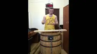 Забивание гвоздей рукой в доску.