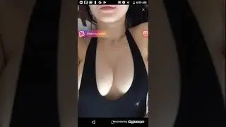 Gostosa se exibindo