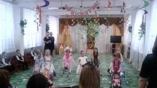 марта в средней группе. танец с колясками