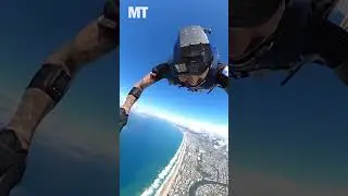 Watch the Leap Frogs dive onto the Australian coast during airshow