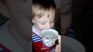 Малыш радуется