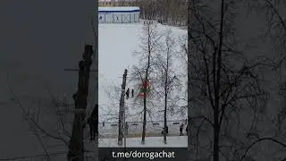 Реанимация с тяжелым больным увязла в снегу прямо на стадионе по пути к медицинскому вертолету.
