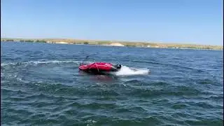 Мужчина уснул на лодке