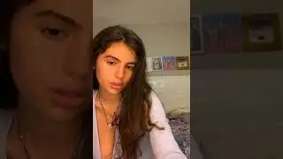 Красивая девушка позирует