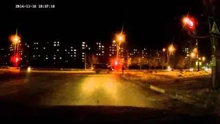 Постоянно этот бяшка попадается на этом перекрёстке.И всегда переходит на красный