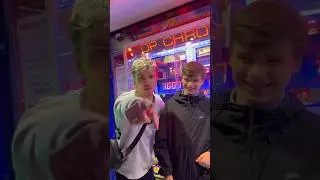 LE PETIT FRÈRE DE MA MEUF GAGNE LA PS5 ?! 🎁🤯