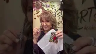 Cómo pegar parches con brillo en tu ropa