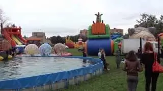 Гимнаст и аттракционы в парке  Долгопрудный на День города