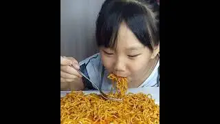 MAKAN RAMEN SUPER PEDAS | MUKBANG SAMYANG VERSI ANAK KECIL 