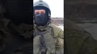 Российские солдаты в Украине останавливают местных жителей