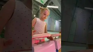 Арина играет