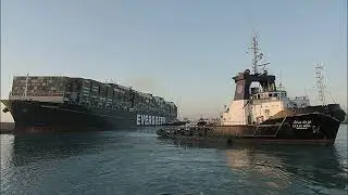 Контейнеровоз Ever Given удалось сдвинуть с мели в Суэцком канале. Container ship in the Suez Canal.