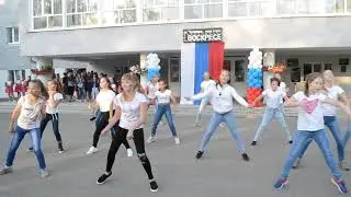 Танцевальный флешмоб  исполняет ансамбль  "Визит" руководитель Яковлева А.В. ДШИ им. Л. И. Ошанина