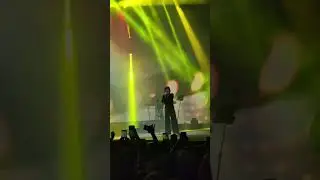 Şarkıcı Fatma Turgut'a doğru fırlatılan çakmak kafasına isabet etti.