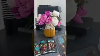 ЖДАТЬ  ИЛИ ИДТИ В НОВОЕ ? #таро #tarot #всяправда #таролог #узнайчтобудет #гадание #гаданиетаро #