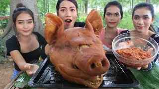 Cooking and eating head pork curry with chili sauce - Mukbang head pork