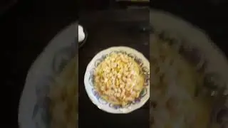 Быстрый и вкусный салат из креветок с яйцом и кукурузой.