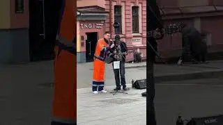 Рабочий передал привет всем работягам 👋🏼😅 