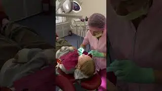 Стоматолог лечит средний кариес 🙂