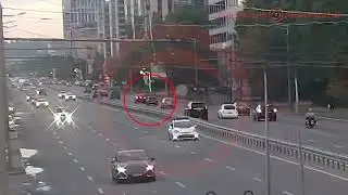 У Дніпрі на Набережній Перемоги ВАЗ застряг на відбійнику: відео моменту