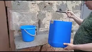 Удобное ведро из канистры.           convenient canister bucket
