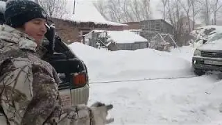 Китайская лебедка достает сломанного таун эйса