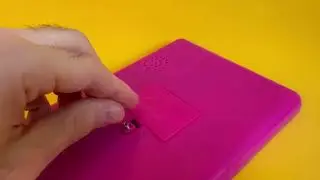 Откручивание винта с помощью отвертки Xiaomi Wowstick Try