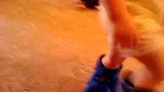Научим правильно одевать перчатки!