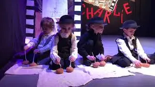 Восемь Чарли Чаплинов вышли на сцену театра "Домик Фанни Белл"