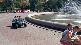 Лето 2020, детвора на машинках, Оскар катает девочку :)