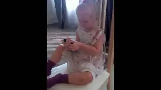Марина кому-то звонит