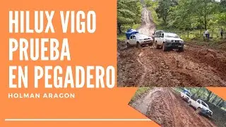 HILUX EN BARRO DESATASCANDO OTRA QUE NO ANDA DOBLE TRASMISION