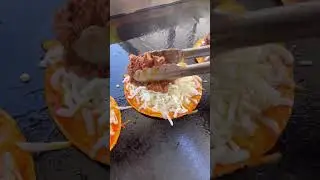 Тортилья сыром и мясом.