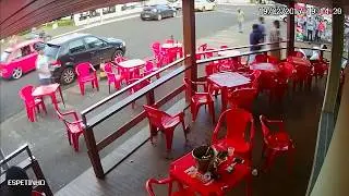 Жена заметила мужа в кафе с любовницей