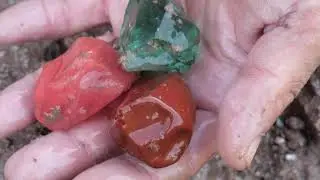 Discover red crystals, a pleasant surprise in an overgrown field