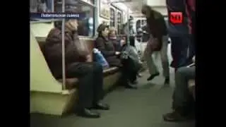 Полёт на огнетушителе по вагону метро Flying extinguisher