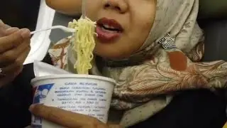 bikin heboh harum popmie di pesawat