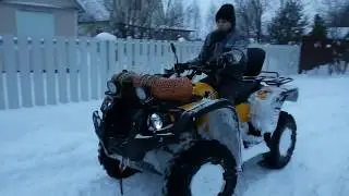 Расчищаем снег на даче.