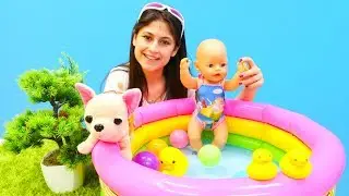 Ayşe Loli’yi ve Gül’ü havuza götürüyor