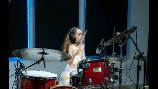 VALENTINA TOCANDO BRING ME TO LIFE - EVANESCENCE